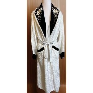 VTG 1950’s White Damask & Velvet Floral Embroidered Robe House Coat Retro Japan